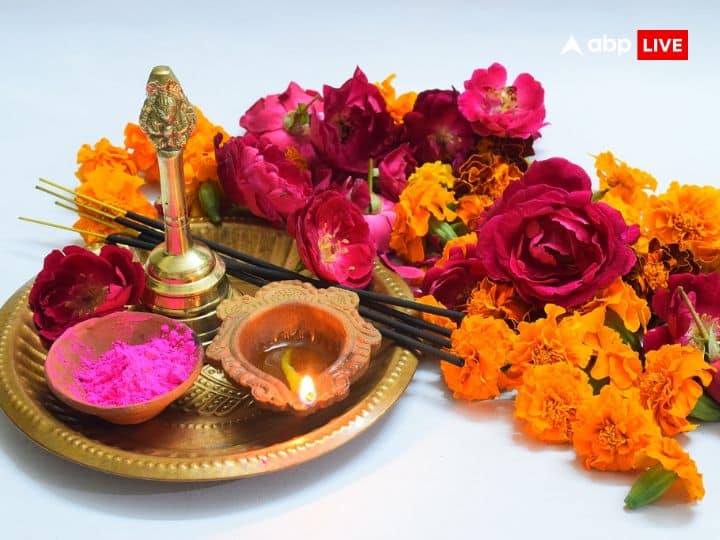 मान्यता है धनतेरस के दिन ही आयुर्वेद के जनक भगवान धन्वंतरि समुद्र मंथन से अमृत कलश लेकर प्रगट हो हुए थे. इसी वजह से हर साल धनतेरस पर बर्तन खरीदने की परंपरा निभाई जाती है.