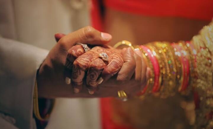 কিন্তু প্রথম পক্ষের স্বামী-স্ত্রীর ছাড়াছাড়ি হয়ে গেলে, সাত বছর পর্যন্ত তাঁদের পুনর্মিলন যদি না হয়, বা দু’জনের মধ্যে একজনের যদি খোঁজ-খবর না থাকে, সেক্ষেত্রে অন্য জন দ্বিতীয় বিবাহ করতে পারেন।