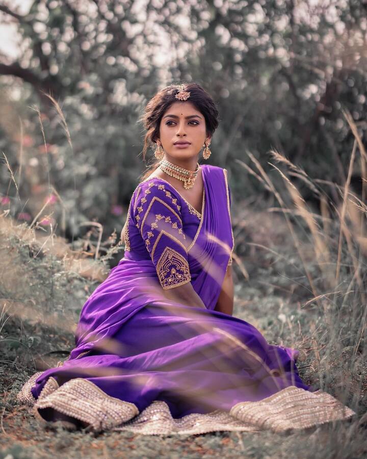 மக்கள் பலருக்கும் பிடித்த பாரதி கண்ணம்மா சீரியலில் ஹீரோயினாக நடித்து வந்த ரோஷினி ஹரிப்பிரியனுக்கு பதிலாக சின்னத்திரையில் அறிமுகமானவர்தான் வினுஷா தேவி.