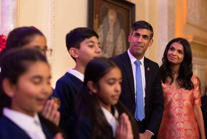 ১০ ডাউনিং স্ট্রিট। ব্রিটিশ প্রধানমন্ত্রীর বাসভবন। সেখানেই দীপাবলির জন্য বিশেষ অনুষ্ঠানের আয়োজন করলেন ব্রিটিশ প্রধানমন্ত্রী ঋষি সুনক এবং তাঁর স্ত্রী অক্ষতা মূর্তি। লন্ডনের ১০ ডাউনিং স্ট্রিটে দীপাবলি উপলক্ষে একটি গেট টুগেদারও আয়োজন করেছিলেন তাঁরা।