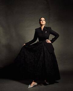 sonam kapoor Photo: ઓલ બ્લેક લુકમાં કિલ્લર પોઝ આપતી જોવા મળી સોનમ કપૂર