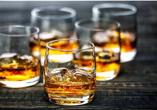 ਤੁਸੀਂ ਅਕਸਰ ਸੁਣਿਆ ਹੋਵੇਗਾ ਕਿ ਜੇ ਠੰਢ ਲੱਗ ਰਹੀ ਹੈ ਤਾਂ ਥੋੜ੍ਹੀ ਜਿਹੀ ਰਮ ਪੀ ਲਵੋ ਤਾਂ ਸਰੀਰ ਵਿੱਚ ਗਰਮੀ ਆ ਜਾਏਗੀ। ਇਹ ਵੀ ਸਲਾਹ ਅਕਸਰ ਦਿੱਤੀ ਜਾਂਦੀ ਹੈ ਕਿ ਸਰਦੀਆਂ ਵਿੱਚ ਥੋੜ੍ਹੀ ਜਿਹੀ ਰਮ ਪੀਣ ਨਾਲ ਕੋਈ ਨੁਕਸਾਨ ਨਹੀਂ ਹੁੰਦਾ। ਉਂਝ ਜਿੰਨਾ ਚਿਰ ਇਸ ਨੂੰ ਲਿਮਟ ਵਿੱਚ ਹੀ ਲਿਆ ਜਾਏ ਤਾਂ ਕੋਈ ਜ਼ਿਆਦਾ ਨੁਕਸਾਨ ਨਹੀਂ ਹੁੰਦਾ। ਆਓ ਜਾਣਦੇ ਹਾਂ ਲੋਕ ਸਰਦੀਆਂ ਵਿੱਚ ਰਮ ਤੇ ਗਰਮੀਆਂ ਵਿੱਚ ਵਿਸਕੀ ਕਿਉਂ ਪੀਂਦੇ ਹਨ।