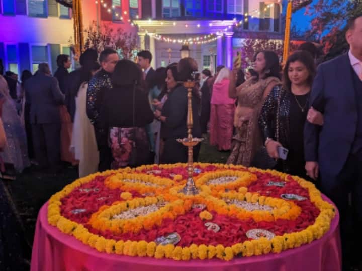 US Vice President Kamala Harris celebrated Diwali saying the world was facing a difficult and dark moment US: अमेरिकी उपराष्ट्रपति कमला हैरिस ने मनाई दिवाली, इजरायल हमास युद्ध को लेकर दिया खास संदेश