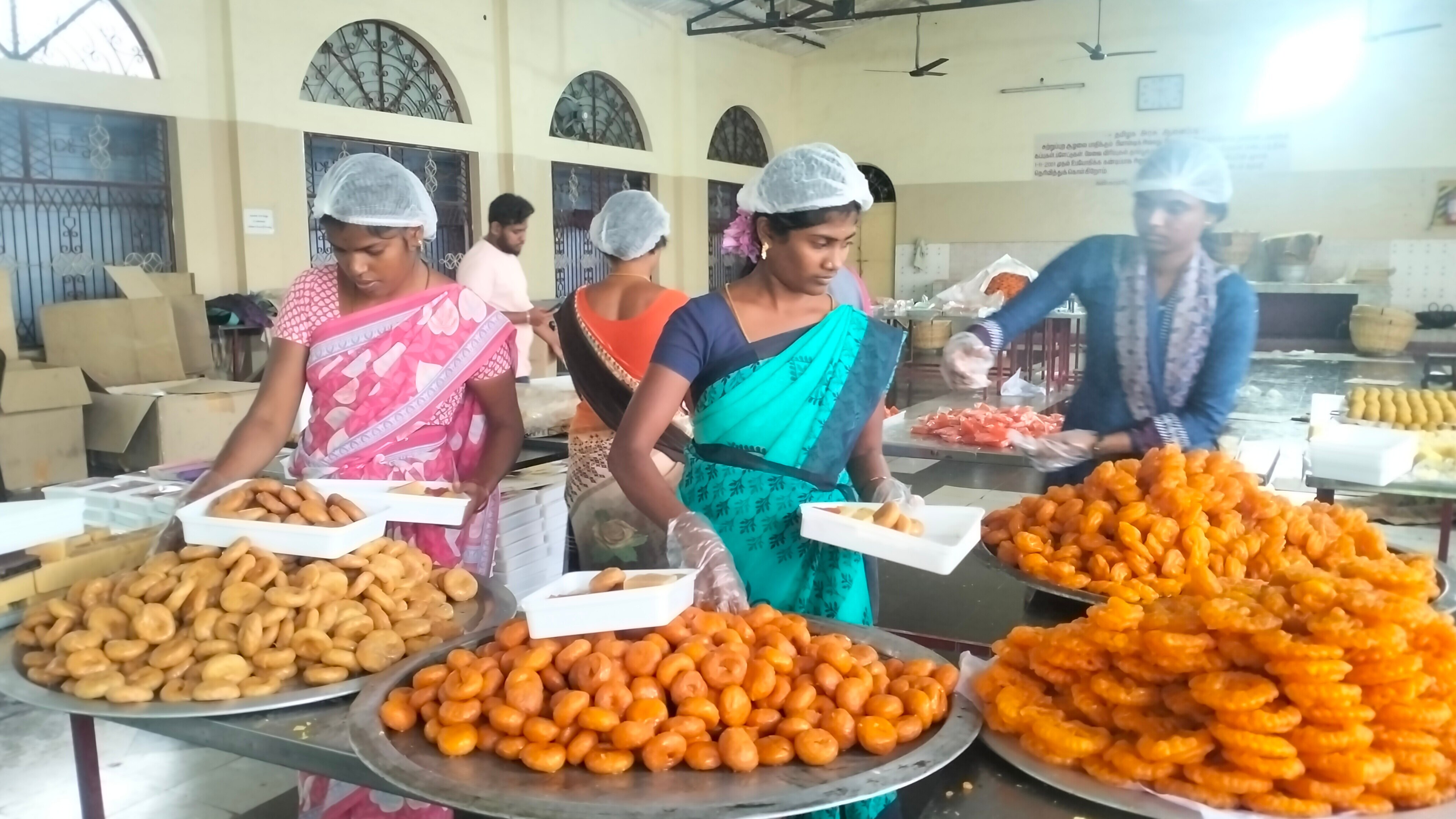 Diwali 2023: தருமபுரியில் பலகாரங்கள் தயாரித்து வெளி மாவட்டங்களுக்கு அனுப்பி வைக்கும் பணிகள் தீவிரம்