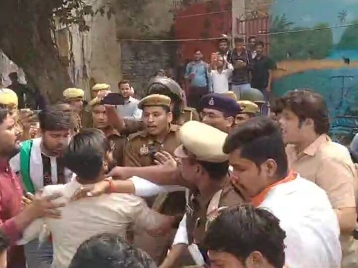 ABVP Student Clash with UP Police Kanpur DAV College ACP Ranjeet Kumar Fell on ground in protest ann Kanpur Student Protest: कानपुर में डीएवी कॉलेज के सामने पुलिस और छात्रों की झड़प, प्रदर्शन में जमीन पर गिरे एसीपी