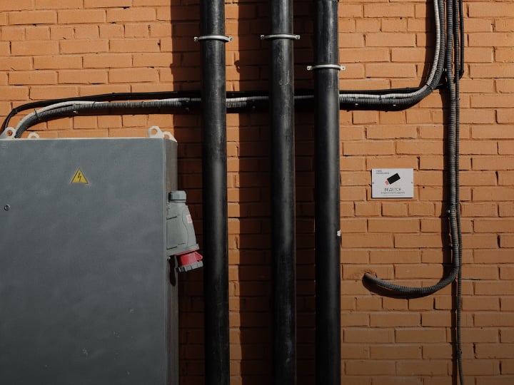 एलपीजी गैस सिलिंडर में प्रोपेन और ब्यूटेन का मिश्रण होता हैं जो हवा से भारी होते हैं और पाइपलाइन में मीथेन गैस होती है जो हवा से भी हल्की होती है.