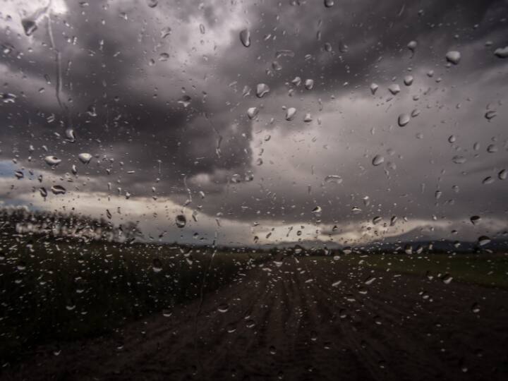 वैश्विक स्तर पर क्लाउड सीडिंग पर 1940 के दौर से ही काम जारी है. क्लाउड सीडिंग मौसम में बदलाव करने की एक वैज्ञानिक तरीका है. इस प्रक्रिया के तहत आर्टिफिशियल तरीके से बारिश करवाई जाती है.