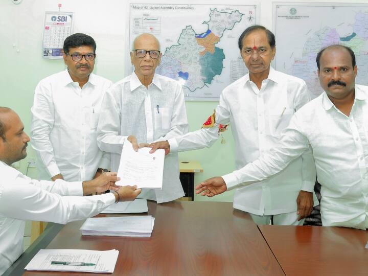 telangana assembly election 2023 CM K Chandrasekhar Rao filed nominations from Kamareddy and Gajwel Seats  CM केसीआर, उनके बेटे केटीआर और भतीजे ने दाखिल किया नामांकन, 2 सीटों से चुनाव लड़ रहे हैं BRS चीफ