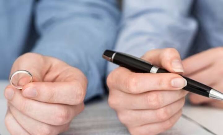 অনেক ক্ষেত্রে ছাড়াছাড়ি হয়ে গেলেও, আইনি সিলমোহর পড়ে না বিবাহবিচ্ছেদে। তার জন্য একাকী জীবন কাটিয়ে দেন অনেকে। আবার প্রথম পক্ষের বিয়েতে ইতি না টেনে, দ্বিতীয় বার বিয়ের পিঁড়িতে বসাও ঝক্কির বিষয়।