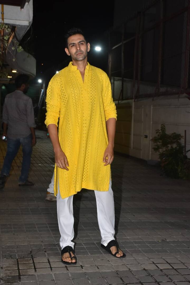 बता दें कि सारा हाल ही में करण जौहर के टॉक शो कॉफी विद करण के सीजन 8 में अनन्या पांडे के साथ पहुंची थीं. इस दौरान सारा ने कार्तिक संग अपने ब्रेकअप को कंफर्म किया था. इसी एपिसोड के टेलीकास्ट होने के एक दिन बाद कार्तिक आर्यन को सारा की दिवाली पार्टी में स्पॉट किया गया है.