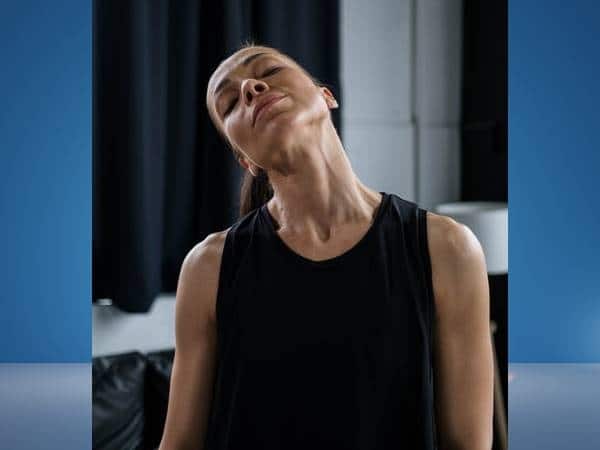 આ પોઝ માટે આપ સીધા ઉભા રહો અને ગરદનનને જમણીથી ડાબી અને ડાબીથી જમણી બાજુ આરામથી ફરેવો.બાદ ગરદનને બધી તરફ ફેરવતા એક ચક્ર પૂર્ણ કરો.