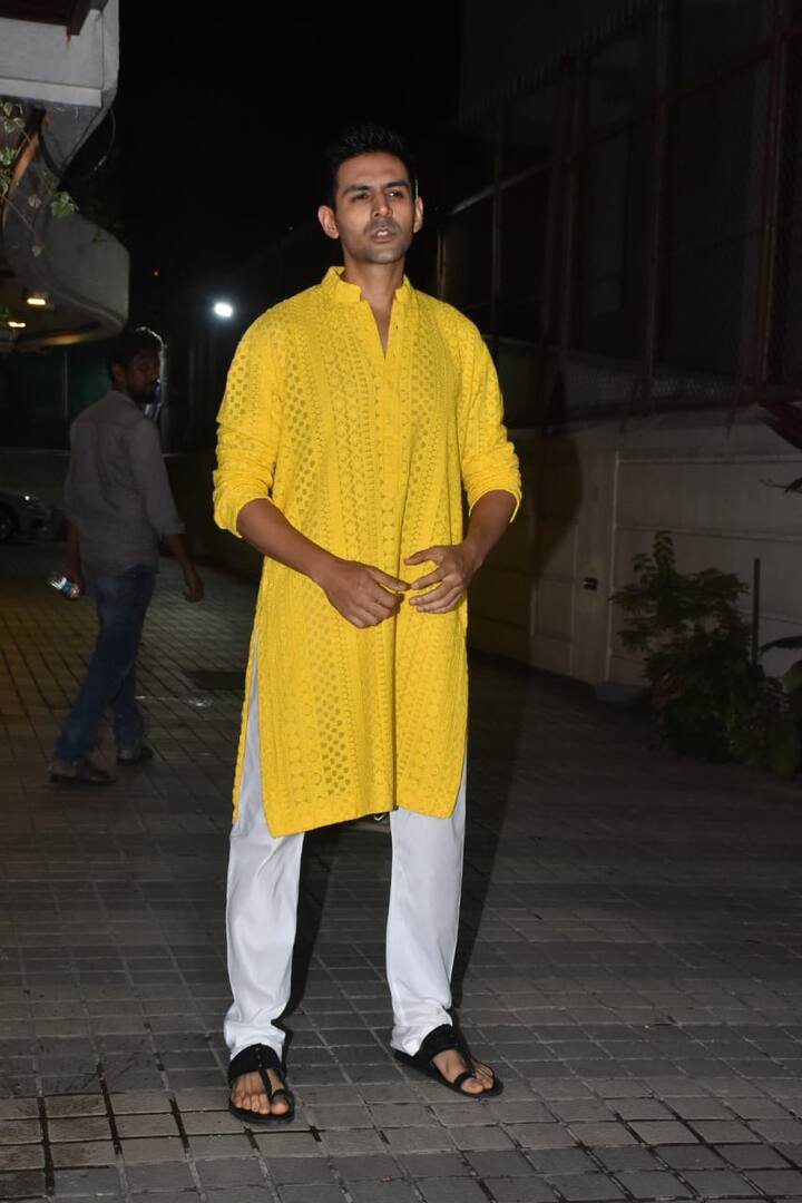 ગઈકાલે સારા અલી ખાનના ઘરે આયોજિત દિવાળી પાર્ટીમાં તમામ સ્ટાર્સનો મેળાવડો હતો. કાર્તિક આર્યન પણ આ દિવાળી પાર્ટીમાં હાજરી આપવા પહોંચ્યો હતો.