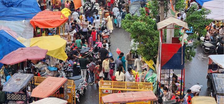 वहीं ग्राहकों को लुभाने के लिए दुकानदारों ने भी तरह-तरह के छूट और उपहारों की घोषणा कर रखी है. सोने-चांदी के अलावा आज जिस चीज की सबसे ज्यादा खरीदारी की जाती है वह है बर्तन.