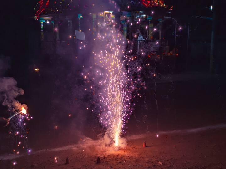 हालांकि, 2022 की दिवाली में पटाखे बहुत कम जलाए गए थे. दरअसल, कोविड की वजह से सरकार और कोर्ट बेहद सख्त हो गई थी.