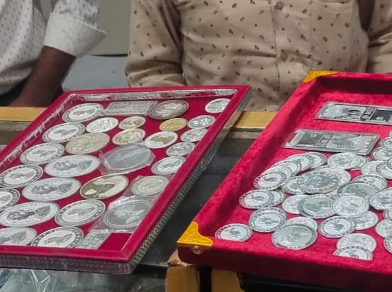Dhanteras 2023: वाराणसी में धनतेरस पर सजा सर्राफा बाजार, भगवान राम के सिक्कों की डिमांड, लोगों में बढ़ा क्रेज