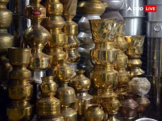 એટલા માટે ધનતેરસના દિવસે સોના, ચાંદી અને પિત્તળના વાસણો ખરીદવાની પરંપરા છે. ખાસ ધ્યાન રાખો કે ધનતેરસના દિવસે કાચ, પ્લાસ્ટિક, લોખંડ, સ્ટીલ અને એલ્યુમિનિયમના બનેલા વાસણો ન ખરીદો.