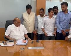 कार्यकर्त्यांकडून शरद पवारांना ड्रायफ्रूट्सचा हार भेट