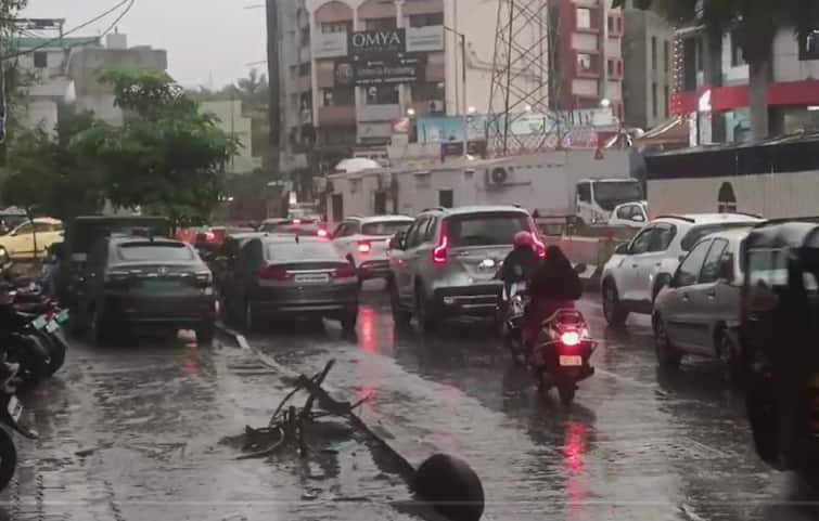Pune Rain Update heavy rain in pune kothrud ghole road shivaji nagar Thunder with Rain weather forecast pune maharashtra Pune Rain Update : पुण्यात मुसळधार पावसाची हजेरी; दिवाळीच्या दिवसात पुण्यातील वातावरण कसं असेल?
