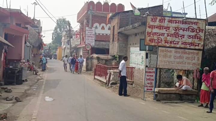 মাছ, মাংস, চাল ও কলাই ভাজা দিয়ে মায়ের ভোগ নিবেদন করা হয়।