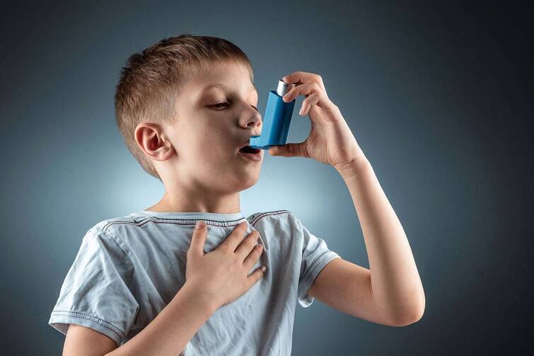 Asthma in kids its causes trigger points and how homeopathy useful in this situation marathi news Asthma in kids : लहान मुलांमध्ये दम्याचं प्रमाण वाढण्याचं नेमकं कारण काय? मुलांमध्ये 'ही' लक्षणं दिसल्यास वेळीच सावध व्हा