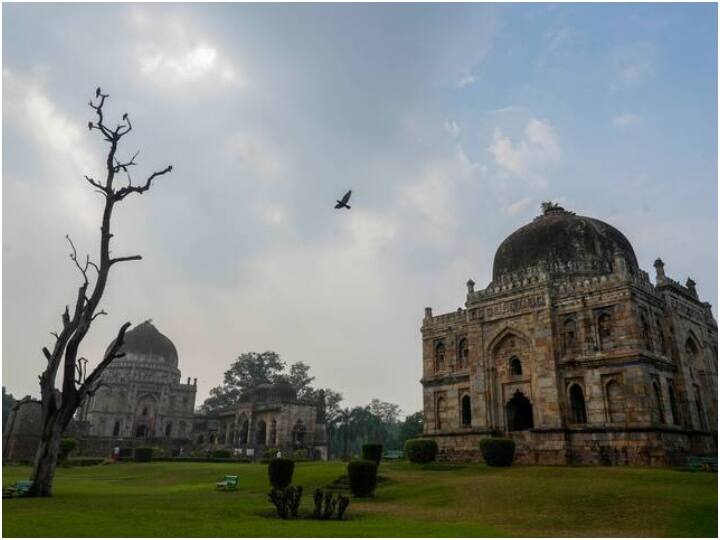 दिल्ली में वायु गुणवत्ता सूचकांक में भी सुधार देखा गया है. लोदी गार्डन इलाके में भी मौसम सुधरा नजर आया.