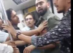 Delhi Metro में जमकर चले लात-घूंसे..., वीडियो हो रहा तेजी से वायरल, जानें वजह