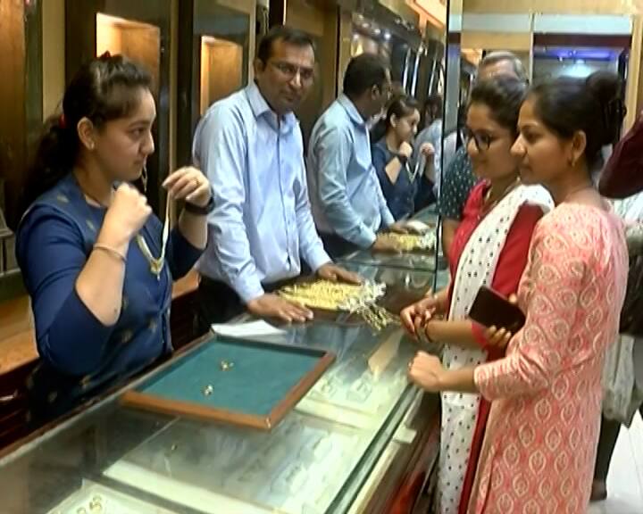 આજે કરોડોના સોનાના દાગીનાથી લઇને લોકો શુકન માટે 1 ગ્રામ થી લઈને 10 ગ્રામ સુધીમાં પ્યોર ગોલ્ડ ની ખરીદી કરે છે.