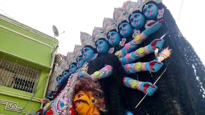 অমাবস্যায় নয়, চতুর্দশীতেই পুজোর আয়োজন। বছরের পর বছর ধরে এই রীতি মেনেই পুজো হচ্ছে মালদার ইংরেজবাজার ব্যায়াম সমিতির মহাকালী।