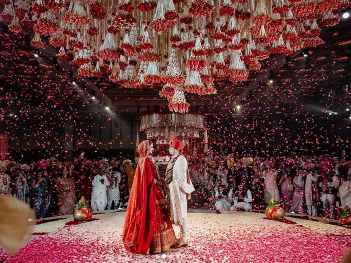 जय कोटक और अदिति आर्य की शादी 7 नवंबर को मुंबई के जियो कन्वेंशन सेंटर में हुई है. वहीं रिपोर्टस के मुताबिक शादी की बाकी रस्में उदयपुर राजस्थान में हुई हैं.