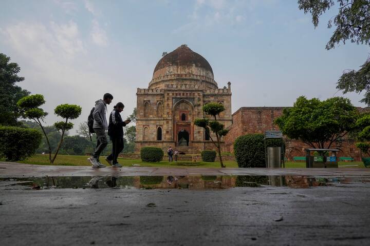 वहीं शुक्रवार (10 नवंबर) को प्रदूषण को लेकर सुनवाई के दौरान सुप्रीम कोर्ट ने सभी जिम्मेदार सरकारों को फटकार लगाई. कोर्ट ने कहा कि प्रदूषण का स्तर कम हुआ है उसके लिए सरकार को धन्यवाद नहीं किया जा सकता.