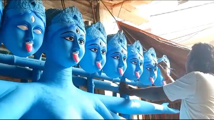 ইংরেজশাসন পর্বে বিভিন্নভাবে অত্যাচারিত হতেন ভারতীয়রা। পুজো অনুষ্ঠানেও বাধা দেওয়া হত ইংরেজদের পক্ষ থেকে। তাই অমাবস্যার রাতে নয় তার আগের রাতে অর্থাৎ ভূত চতুর্দশীতে শুরু হয় মহাকালীপুজো।