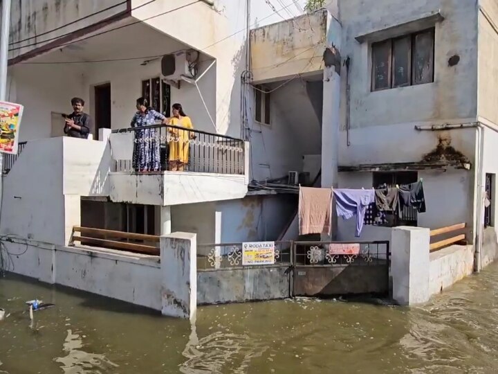 கோவை செல்வபுரம் மாநகராட்சி பள்ளிக்கு விடுமுறை ; தேங்கியுள்ள வெள்ள நீரால் மக்கள் அவதி!