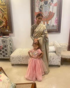 Shriya Saran Photos : குடும்பத்துடன் தீபாவளி பண்டிகையை கொண்டாட ரெடியான ஸ்ரேயா சரண்!