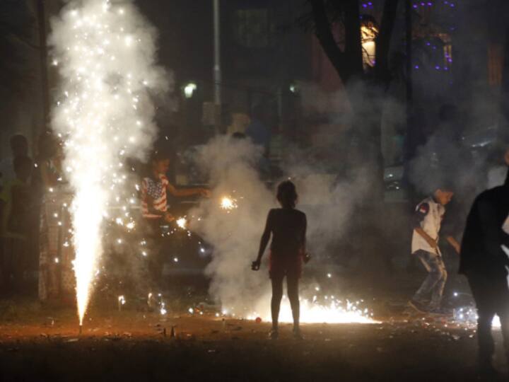 देश की राजधानी दिल्ली प्रदूषण (Delhi Pollution) की गिरफ्त में है. ये प्रदूषण दिवाली की शाम और उसके दूसरे दिन अपने चरम पर होती है. चलिए जानते हैं कि 2022 वाले दिवाली के दिन प्रदूषण का स्तर क्या था.