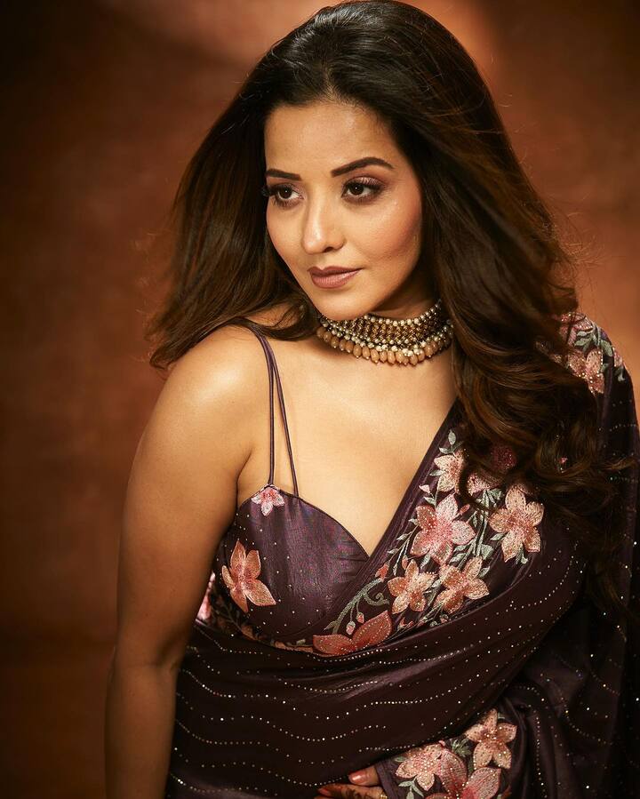  આ તસવીરોમાં મોનાલિસા સાડી પહેરીને એવી રીતે પોઝ આપી રહી છે કે જોનારા પણ દંગ રહી જાય.