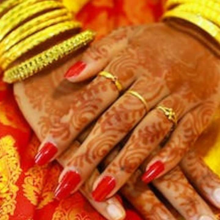 ১৮ ক্যারেট সোনা লাগে হিরে ও পাথর সেটিংয়ের গয়না তৈরি করতে। এর ১ গ্রাম কিনতে দাম লাগে ৪৭৯৫ টাকা।