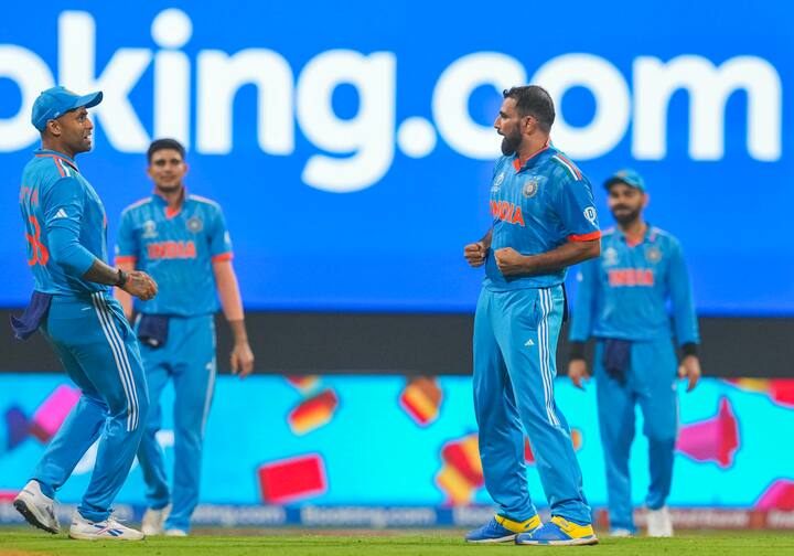 বিশ্বকাপের ইতিহাসে ভারতীয়দের মধ্যে সর্বাধিক উইকেট শিকারির কিউয়িদের বিরুদ্ধে যে পারফরম্যান্স চলতি বিশ্বকাপের চতুর্থ সেরা। সবমিলিয়ে শামি আগুনের আঁচে গনগনে।