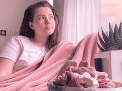 US Woman Rare Water Disease: अमेरिकन लड़की के लिए पानी बना जहर! नहाने की वजह से सिर से निकलता है खून, देखें तस्वीरें