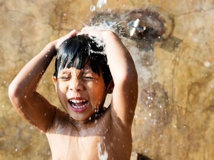 Hot vs cold showers Which should you pick Hot vs Cold Showers: नहाने के लिए कौन सा पानी है फायदेमंद, जानिए हेल्थ एक्सपर्ट की राय