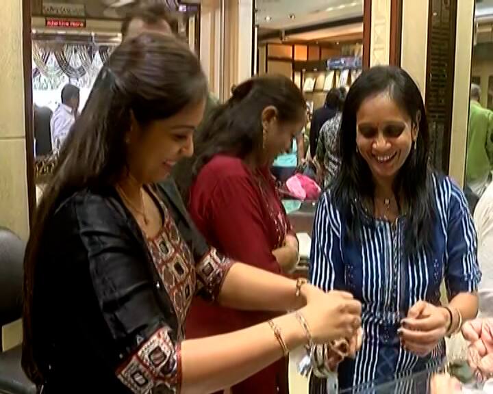 આજે સૌરાષ્ટ્રની બજારમાં ધનતેરસની ખરીદીને લઇને સારી રોનક જોવા મળી હતી. વાસણ અને સોના ચાંદીમાં સારી ખરીદી નીકળી છે.