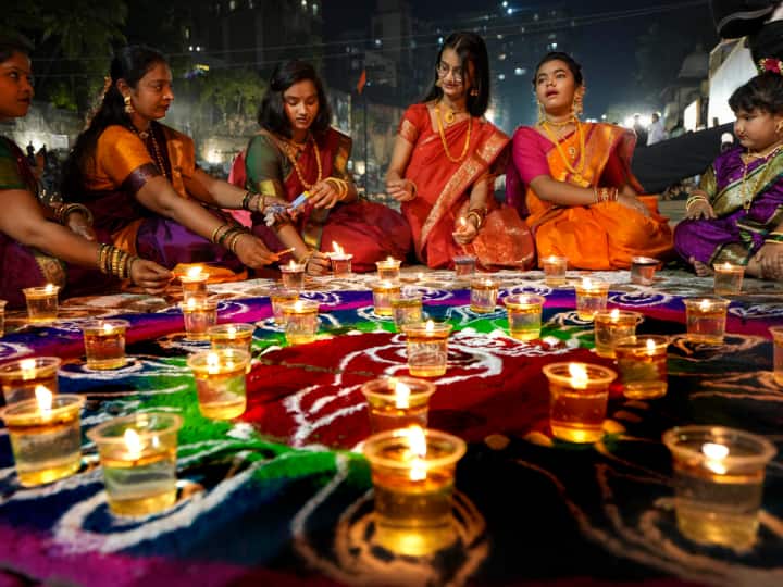 Diwali 2023: दिवाली पर देशभर के लोग अपने घरों को सजाते हैं और खूब खरीदारी करते हैं. इस त्योहार को देशभर के करोड़ों लोग एक साथ मिलकर मनाते हैं.