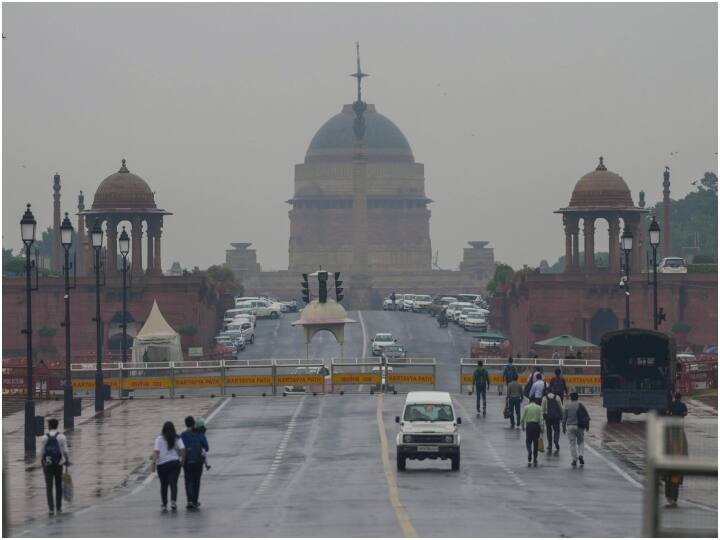 राजधानी दिल्ली में शुक्रवार को बादल गरज रहे हैं और रुक-रुककर बारिश हो रही है. बारिश के कारण धुंध की चादर हट गई है और इंडिया गेट का इलाका साफ दिखने लगा है. जिस वजह से लोग सड़कों पर नजर आए.