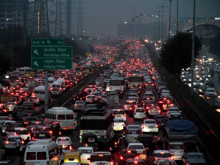 Delhi Gurugram expressway heavy traffic ahead of Diwali see video Watch: दिवाली से पहले दिल्ली-गुरुग्राम एक्सप्रेसवे पर भयंकर जाम, रेंगती नजर आई गाड़ियां