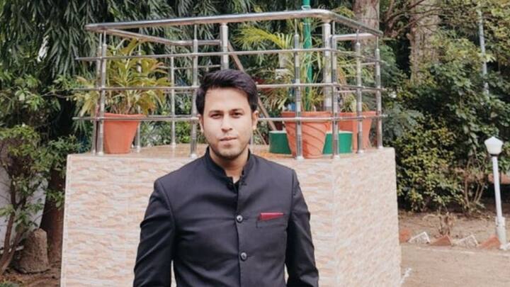 কুমার অনুরাগের কথায়, তিনি সাধারণমানের ছাত্র বরাবরই। কলেজেও ছিলেন ব্যাকবেঞ্চারদের দলে। পড়াশোনা চালাতে টপারদের নোট কপি করতে হত। কলেজ পাশ করতে চেষ্টার কসুর করেননি। এতকিছু নেগেটিভ সত্ত্বেও IAS হওয়ার স্বপ্ন দেখতেন। জানতেন টপারদের সঙ্গেই লড়তে হবে তাঁকে। পিছপা হননি। জীবনের শিক্ষায় শিক্ষা নিয়েছেন। ফোটো সৌজন্য X @iaskumaranurag, Instagram kumaranurag