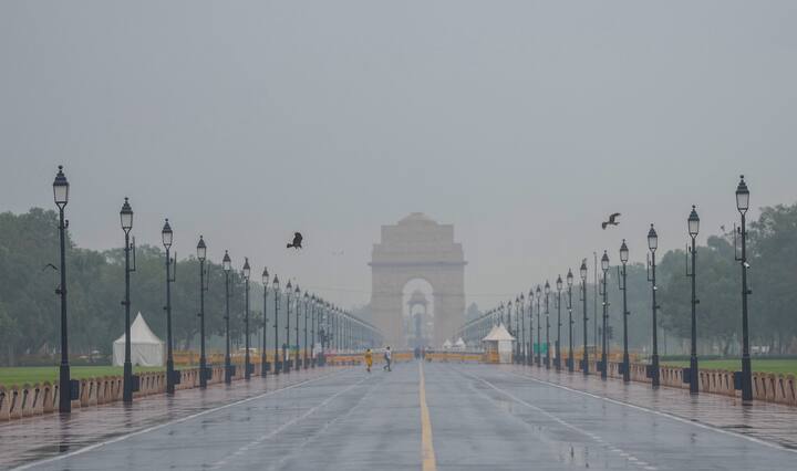 बारिश की वजह से यहां का एक्यूआई जो पिछले दिनों 450 से ऊपर था वो अब 300 के नीचे आ गया है. प्रदूषण के स्तर में आई इस भारी कमी से लोगों ने शुक्रवार (10 नवंबर) को राहत की सांस ली.