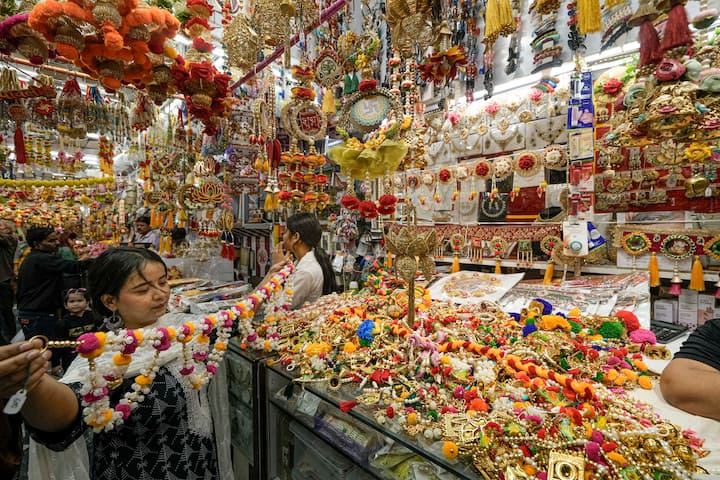 हालांकि दिवाली को लेकर कई ऐसी चीजें भी हैं, जो विवादों में रहती हैं. इस त्योहार को लेकर अलग-अलग मान्यताएं हैं.