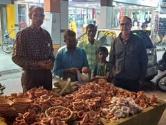 मध्य प्रदेश के बाजार में इलेक्ट्रिक और मिट्टी के दीयों की भरमार, क्या कहते हैं दीपक के कारोबार से जुड़े व्यापारी?