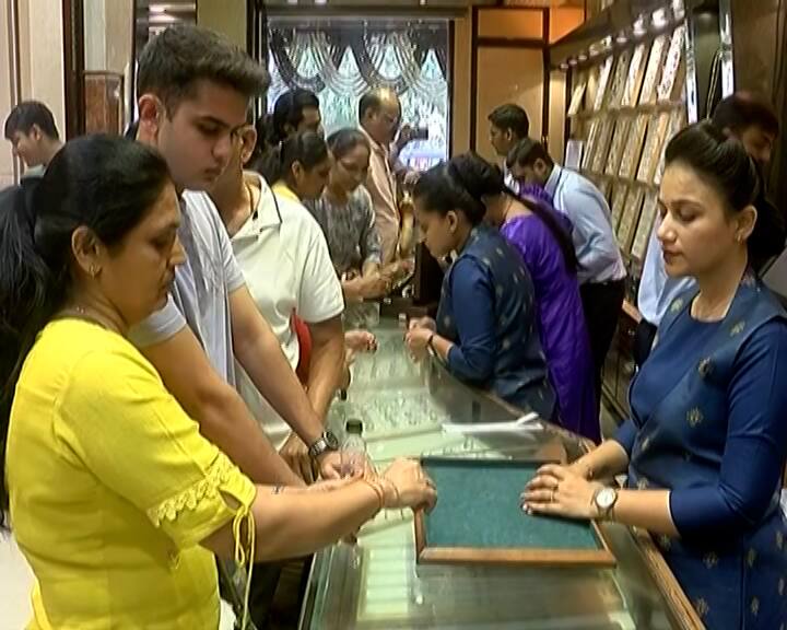 સોનાની ખરીદી પર મજૂરીમાં મોટા પ્રમાણમાં ડિસ્કાઉન્ટ ઓફરો પણ જોવા મળી રહી છે. રાજકોટ સોની બજાર પેલેસ રોડની અંદર લોકોની ભારે ભીડ જોવા મળી હતી.