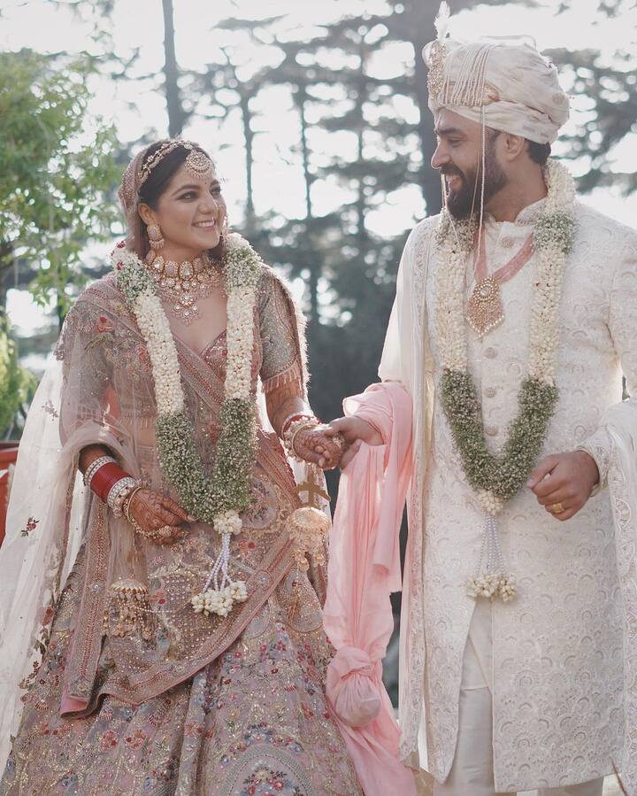 For her big day, Neha wore a pastel coloured lehenga with a lot of shimmery golden jewelry.