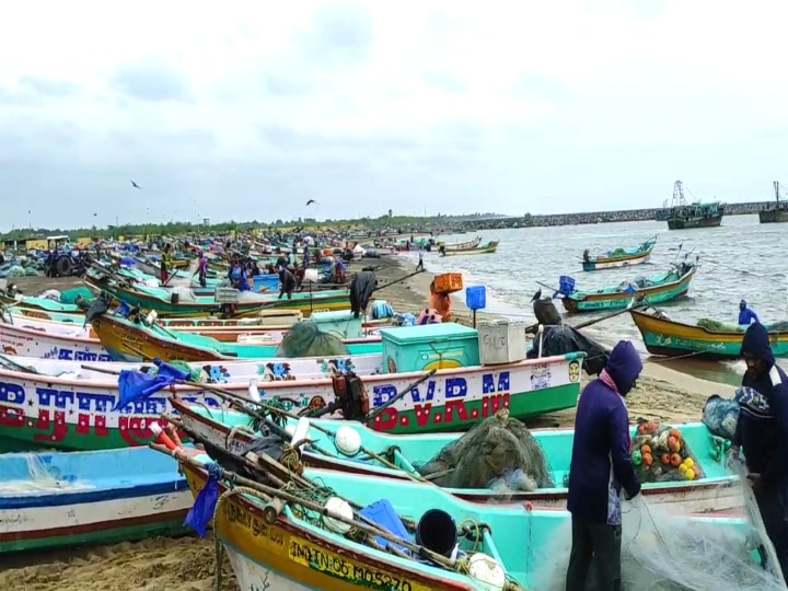 தரங்கம்பாடி அருகே மின்னல் பாய்ந்து உடல் கருகி மீனவர் உயிரிழந்த சோகம்